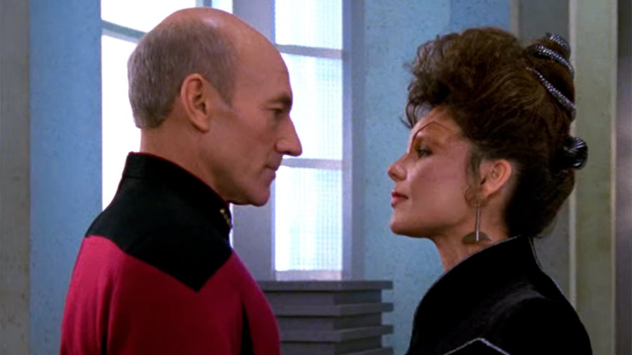 Picard, à esquerda, confronta Ardra, à direita.